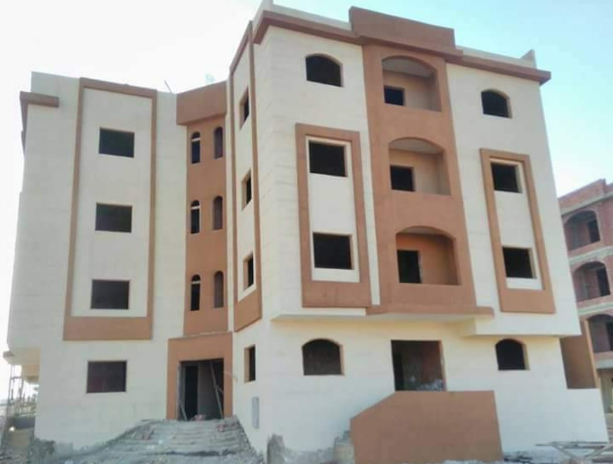 واجهة عمارة سكنية تحت التشطيب