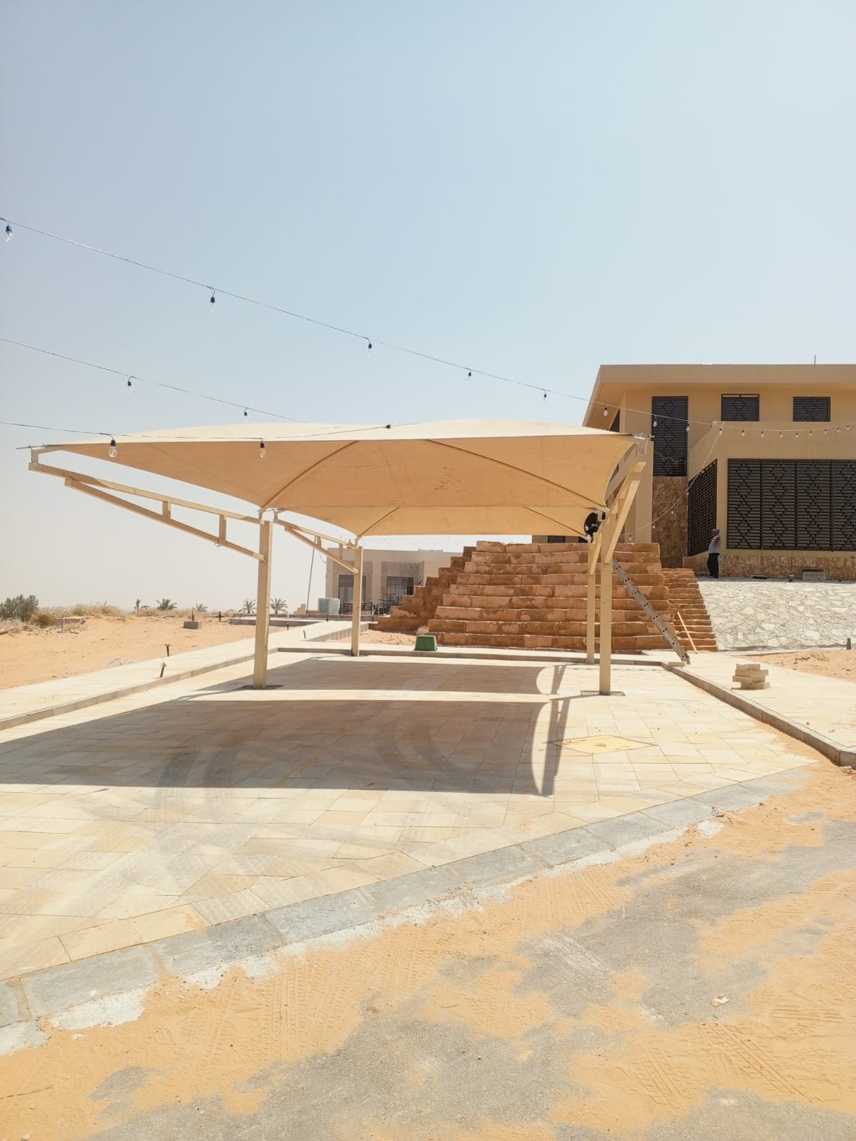مظلات وكرستينة