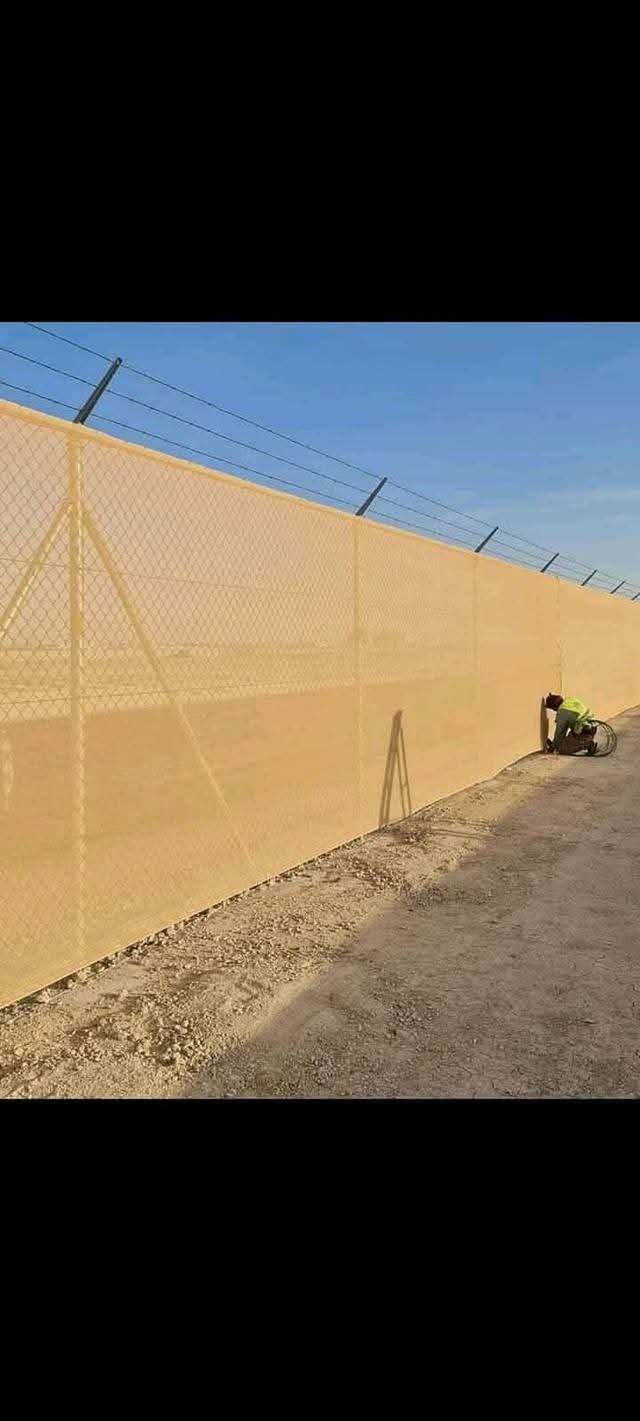 سياج ساتر بلون بيج مع شايك علوي