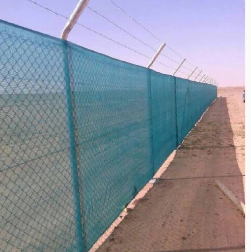 سياج شبك أخضر مع خطوط شايك