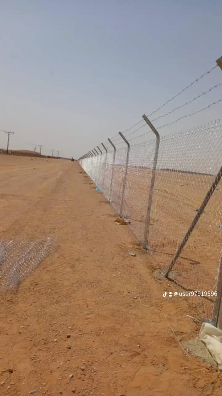تسوير أرض بالشبك والسلك الشائك