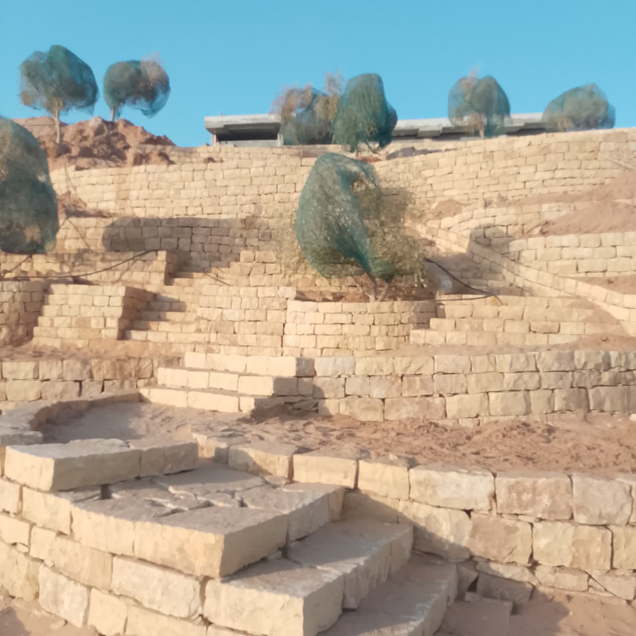 سلالم ومدرجات حجرية خارجية