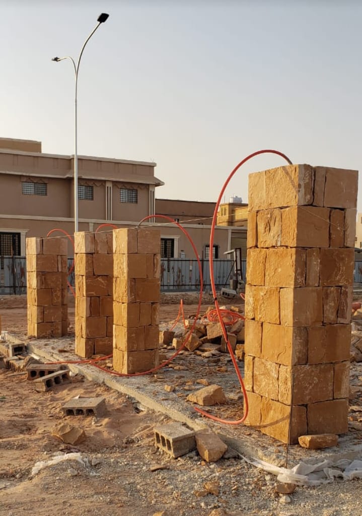 أعمدة حجرية قيد التنفيذ
