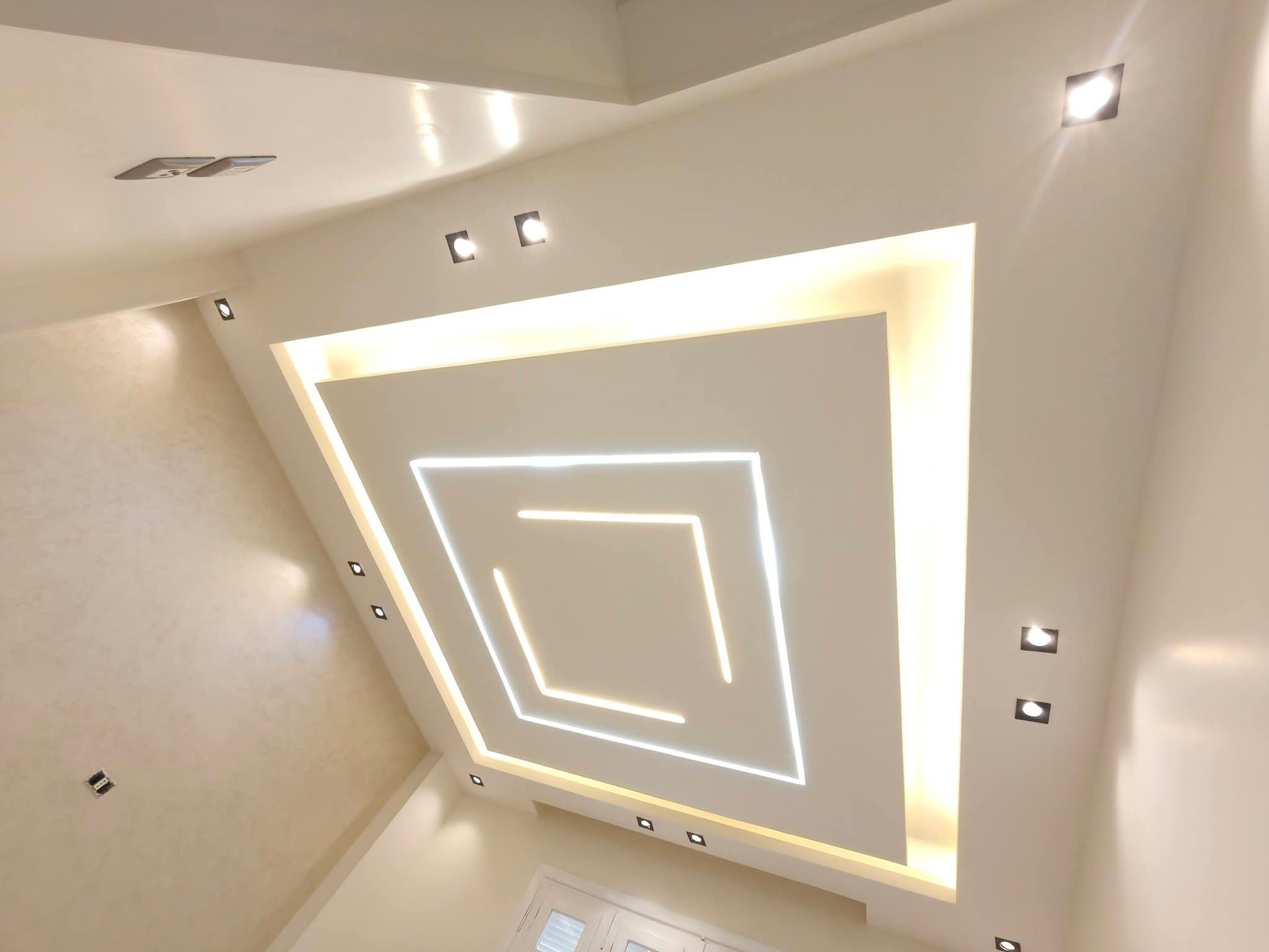 سقف جبس بإضاءة مربعات متداخلة