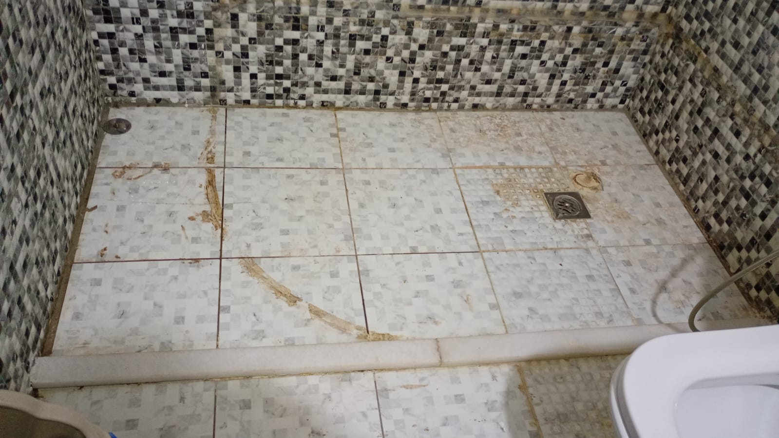 تركيب سيراميك موزايك أرضية حمام