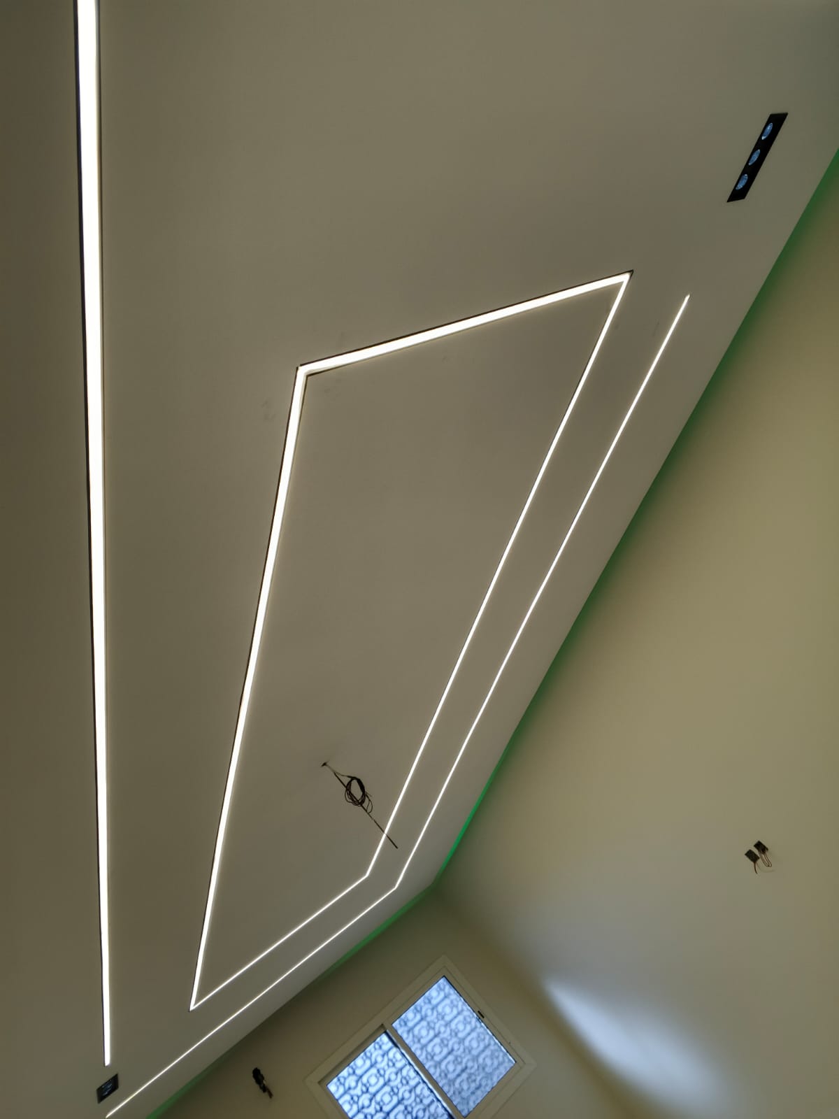 تصميم جبس بورد بخطوط إضاءة هندسية