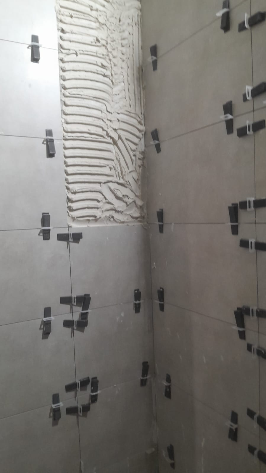 تركيب سيراميك حوائط بالفواصل